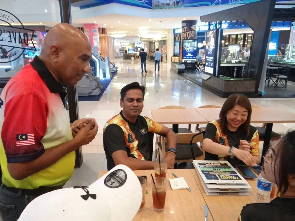 TNGSB colleagues collaborating during a Mall Walk Hunt activity