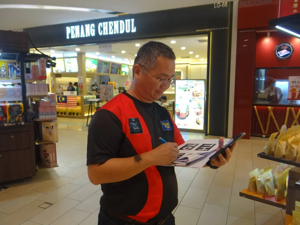 TNGSB participant solving a clue during the Mall Walk Hunt